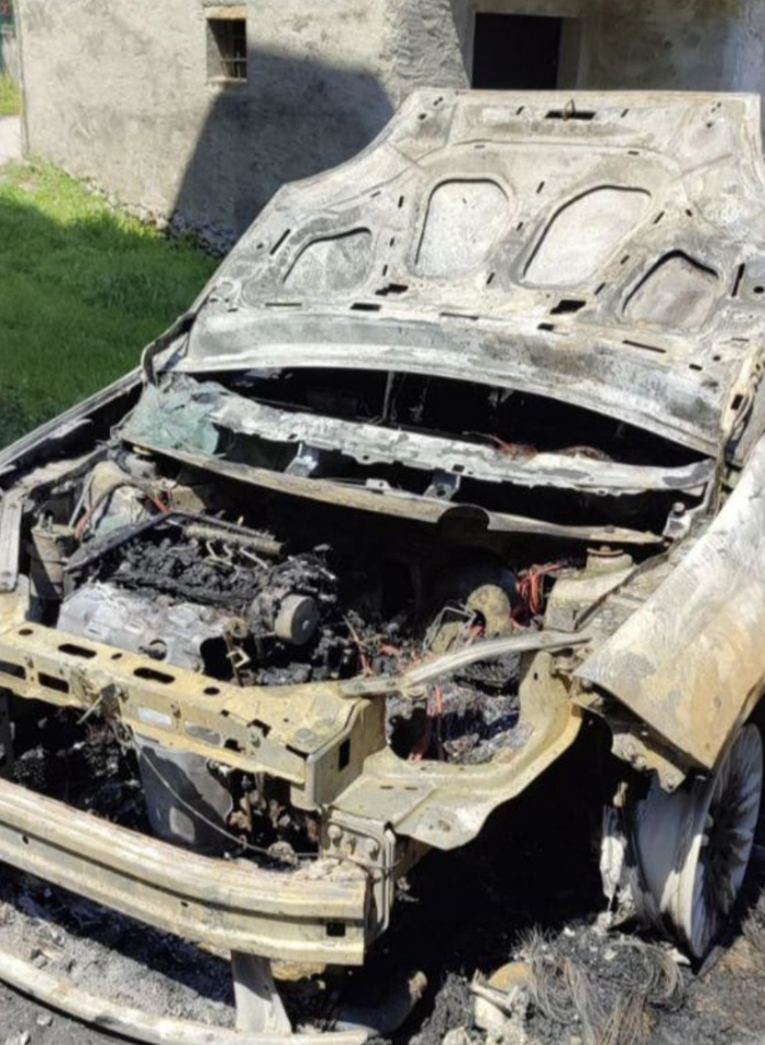 Ornavasso, auto prende fuoco in un cortile