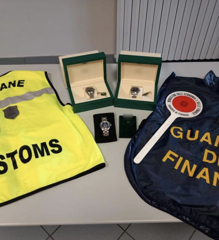 Piaggio Valmara: sequestrati orologi di contrabbando per 40.000 euro