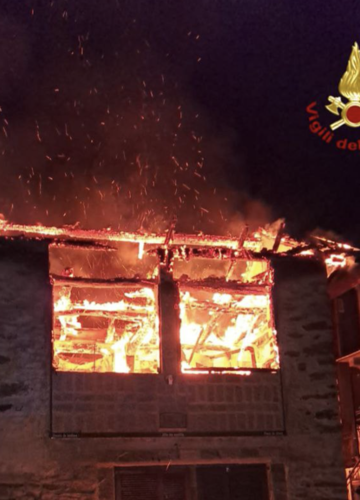Tetto distrutto dalle fiamme a Migiandone