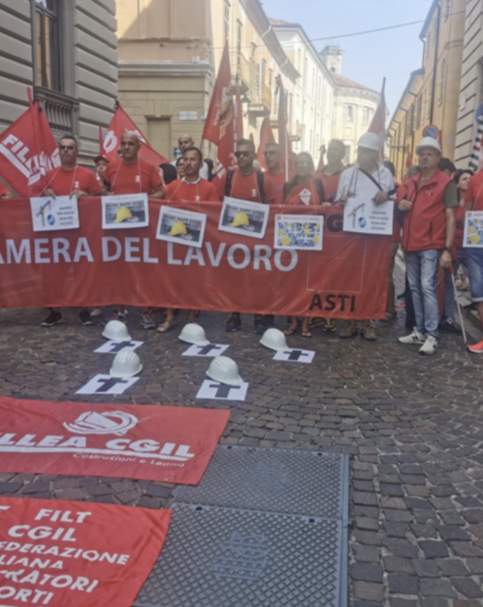 Duemila persone da tutto il Piemonte a Vercelli al grido di &quot;Basta vittime sul lavoro&quot;  FOTO E VIDEO