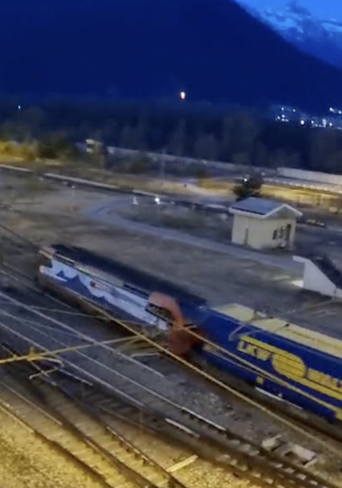 Guasto ai freni, macchinista di un treno merci si lancia dal locomotore VIDEO