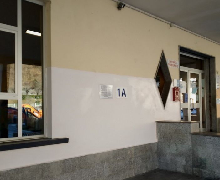 Cancellate le scritte 'no-vax' alla scuola Bagnolini