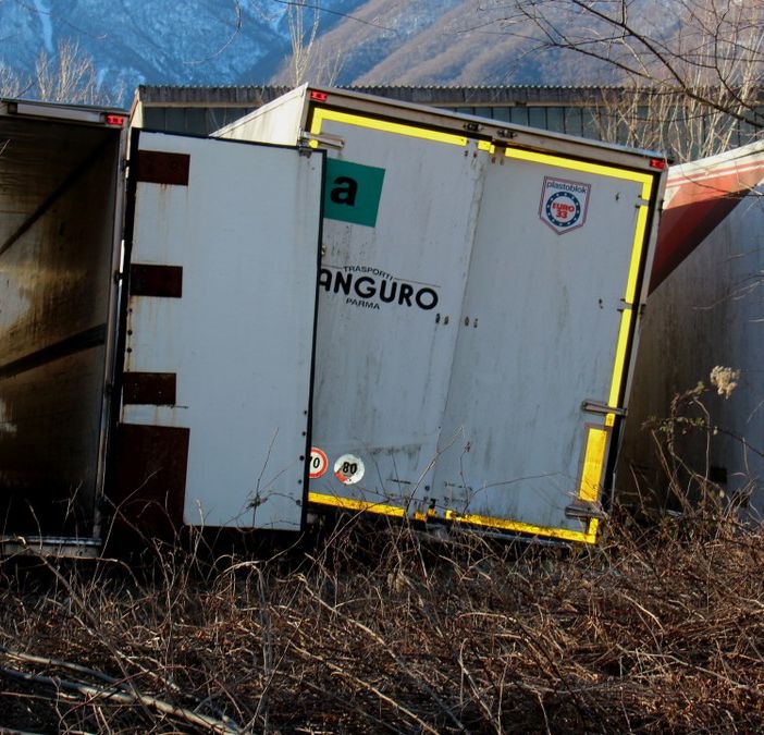 È passato un altro anno e i tir della Masone sono ancora lì...