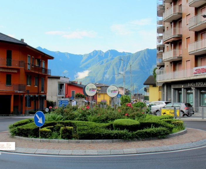 Incidente stradale alla rotatoria di piazza Bagnolini