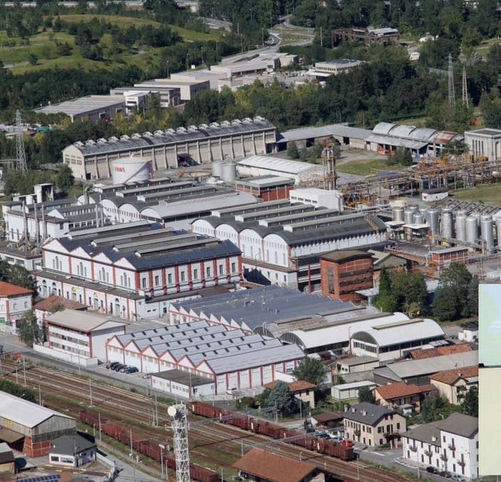 Lo stabilimento Vinavil e nel riquadro il direttore Giorgio Mapelli