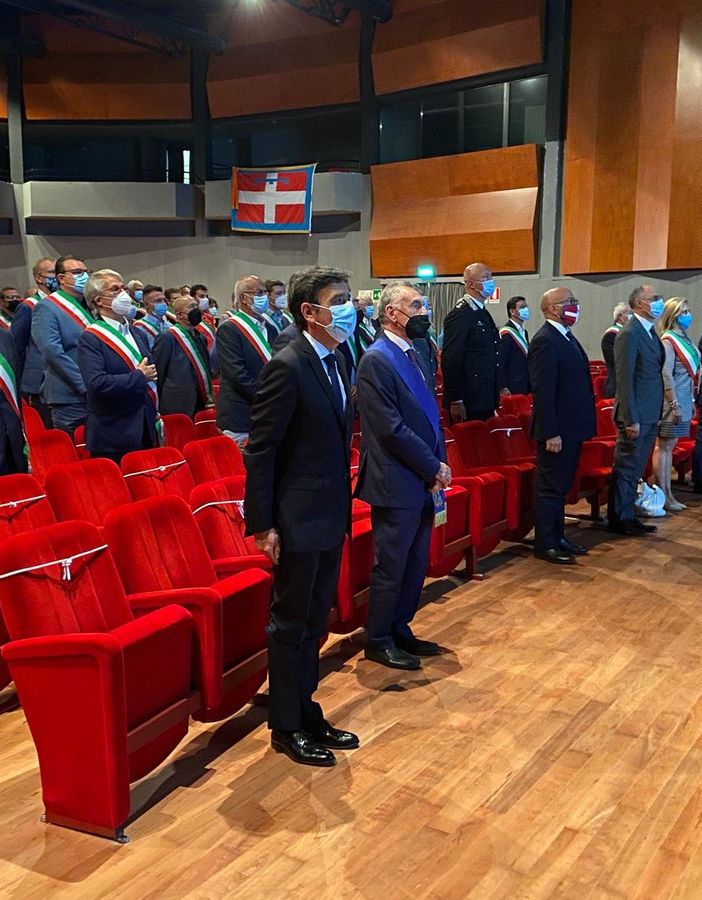 Consegnata ai sindaci del Vco la bandiera del Piemonte