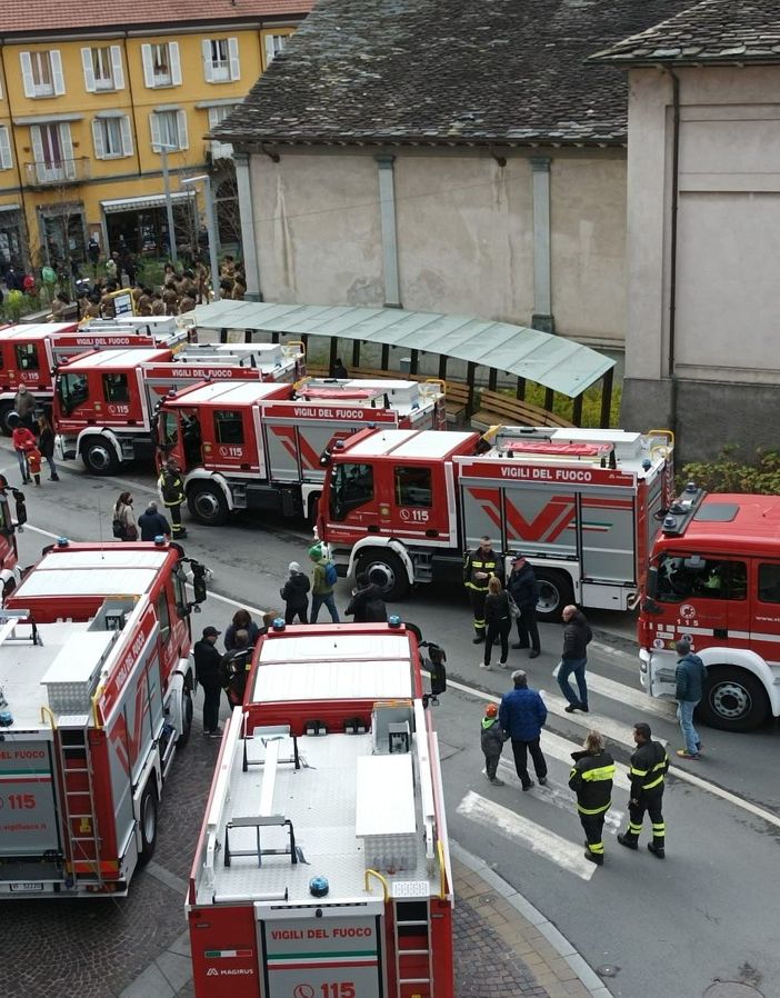 Cominciata la giornata di festa per la consegna dei nove mezzi dei volontari dei vigili del fuoco. FOTO e VIDEO