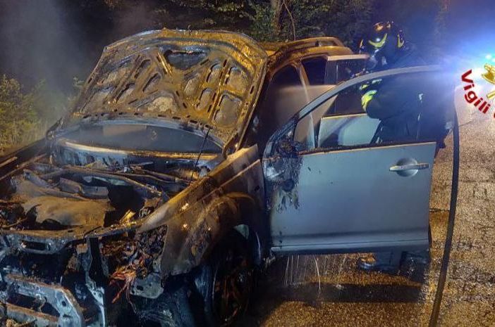 Auto in fiamme nella notte sulla SS 33, illeso il conducente