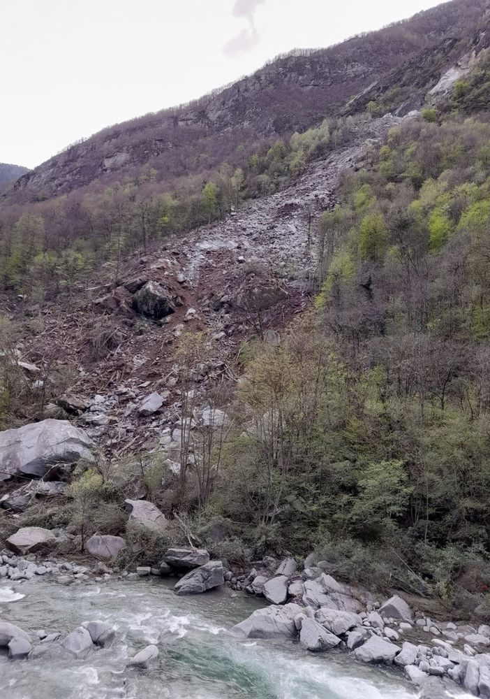 Frana a San Giovanni, danneggiata una linea elettrica VIDEO