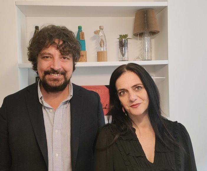 Arte, sociale e dono: ecco come le bottiglie Acqua S.Bernardo diventano oggetti unici e bellissimi