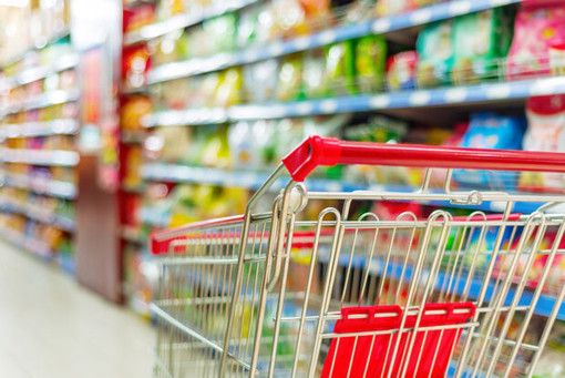 Commercio, il carrello della spesa continua a svuotarsi: alimentari su del 9,6%