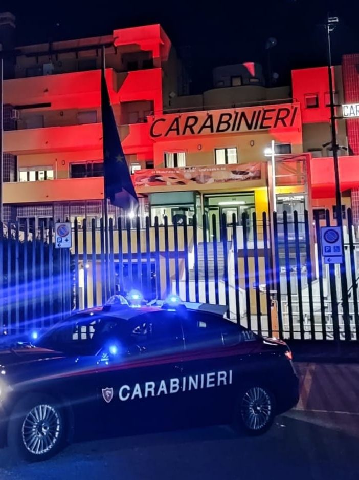 Illuminata di rosso la caserma del comando provinciale dei carabinieri