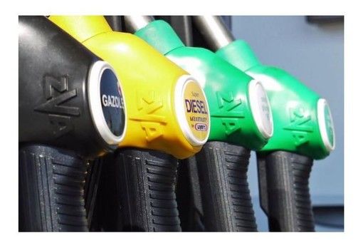 Benzina, lo sconto al confine diventa un 'caso'