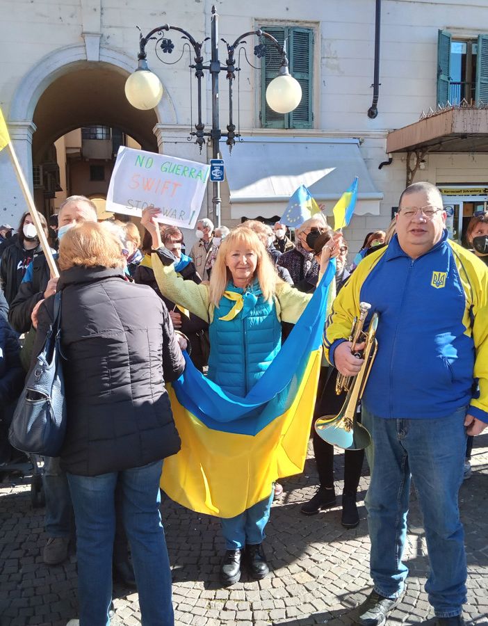 Da tutto il Vco in piazza Ranzoni a Intra per dire no alla guerra in Ucraina. FOTO