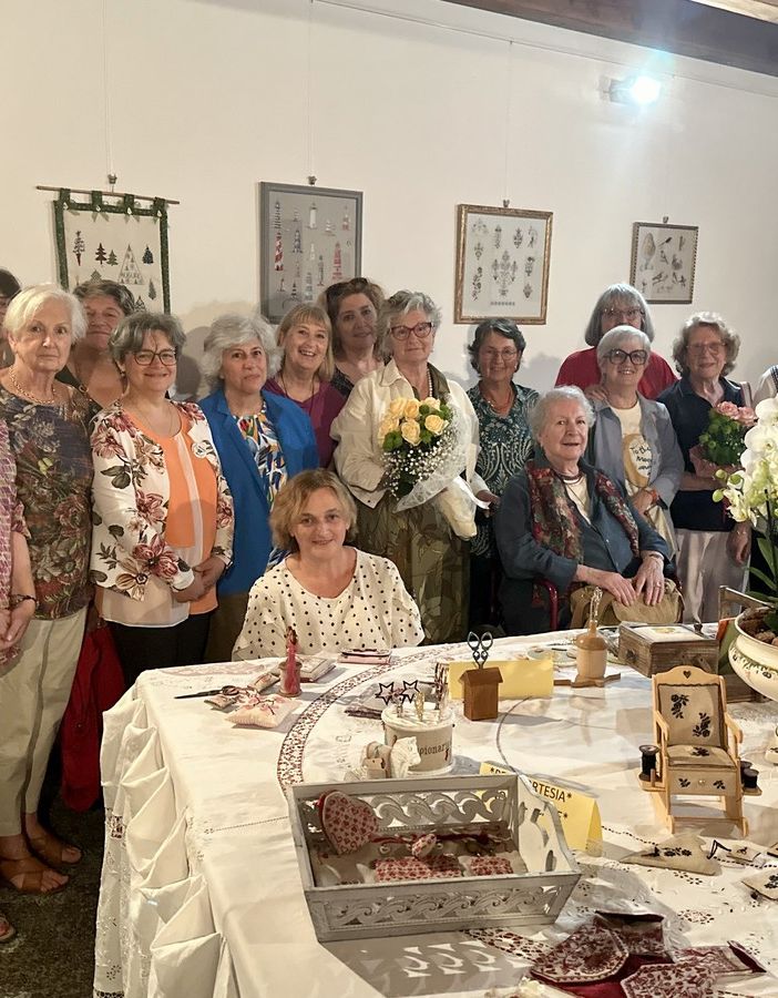 &quot;Colori, emozioni, ricami&quot;: inaugurata la mostra di punto croce a Buttogno