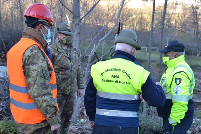 Protezione civile ed esercito insieme per i soccorsi durante le alluvioni