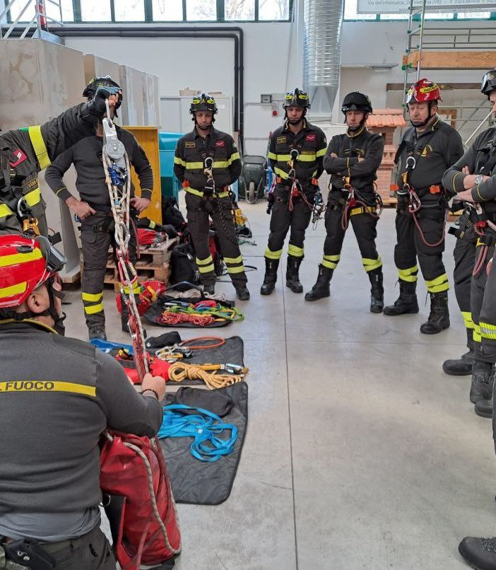 Gli edili a 'scuola' di sicurezza e soccorso in cantiere dai Vigili del Fuoco
