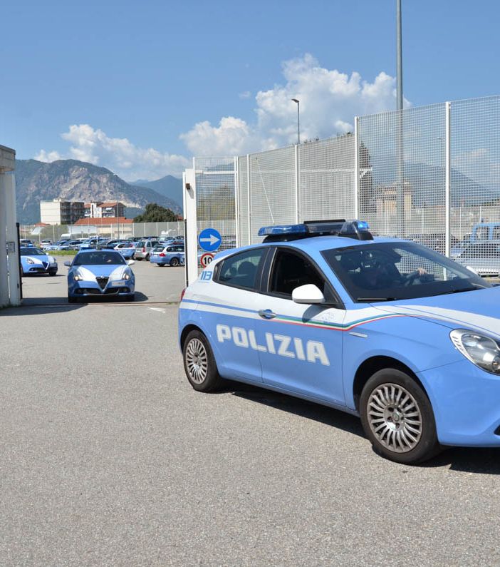 Entra nel cortile di una casa con una maschera di Hulk e una roncola, foglio di via della Questura per un gambiano
