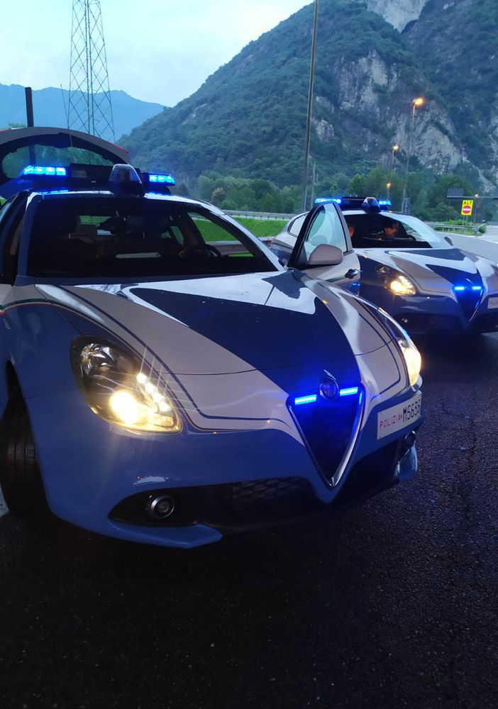 Litiga con la fidanzata e le sfonda il parabrezza dell'auto con un pugno