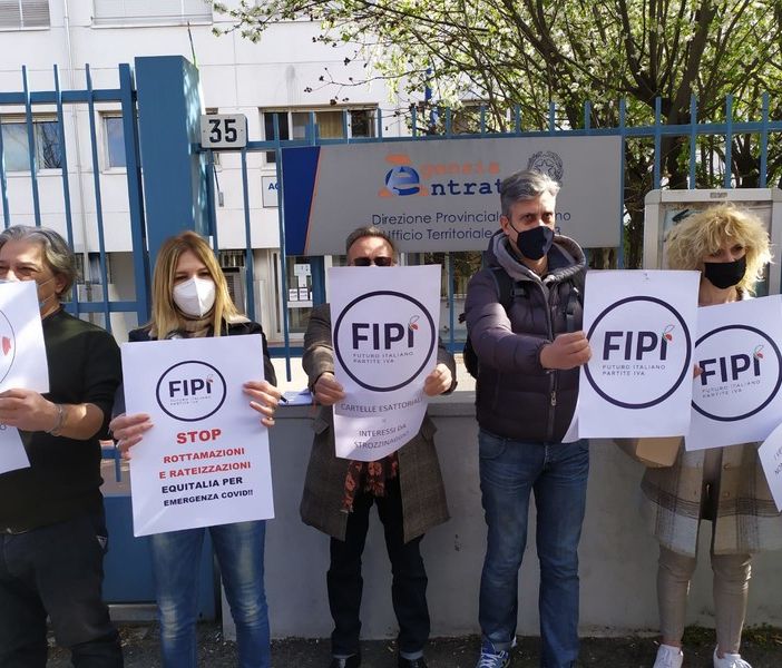 Partite Iva in ginocchio, l'appello a Draghi : &quot;Le accise per aiutare i lavoratori in difficoltà&quot;