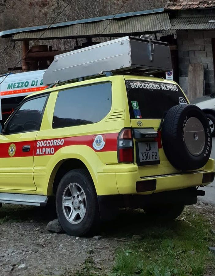Cede il pavimento in baita e precipita dal primo piano, morto un uomo in Valle Strona