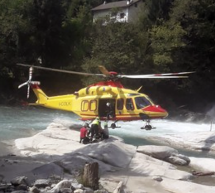 Premia, bimbo scivola in acqua e viene salvato dalla madre