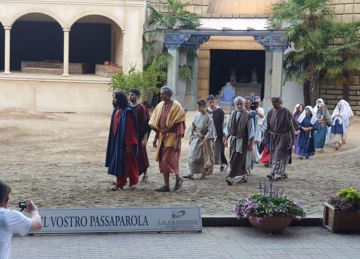 La troupe del TG5 alla Passione di Sordevolo