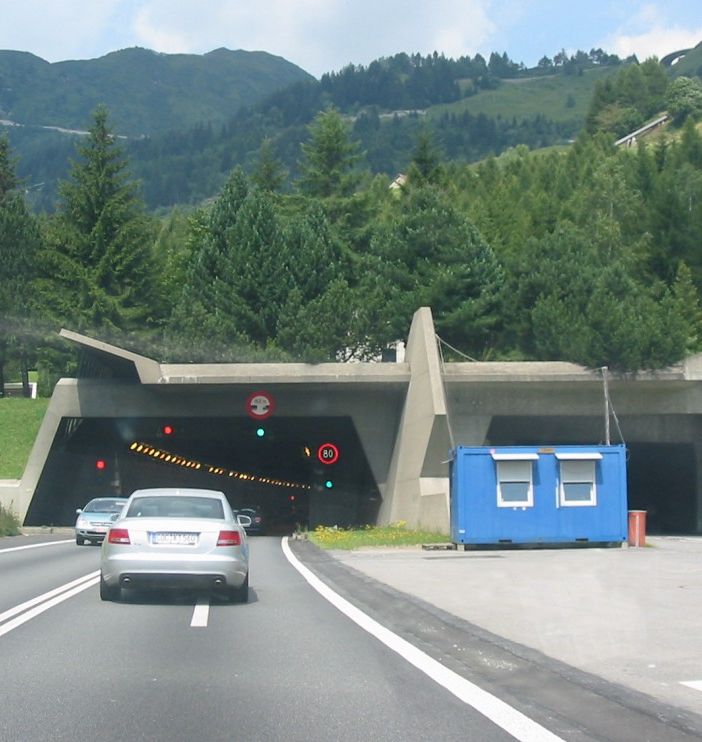 'Brucia' 17 semafori rossi, italiano denunciato in Svizzera