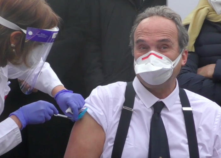 V-Day, un anno dopo. Il virologo Di Perri: &quot;È ora di aggiornare il vaccino&quot;