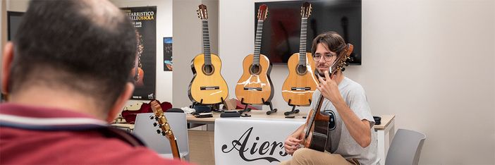 Ossola Guitar Festival, l'esposizione delle chitarre Aiersi e Yulong Guo Ossola Guitar Festival, l'esposizione delle chitarre Aiersi e Yulong Guo