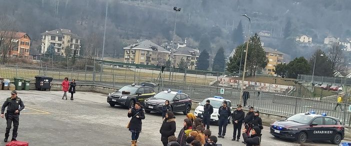 Crevoladossola celebra la Giornata della Gratitudine alle forze dell’ordine con gli studenti Crevoladossola celebra la Giornata della Gratitudine alle forze dell’ordine con gli studenti