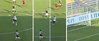 Totti e il gol da centrocampo, la magia a Parma - Video Totti e il gol da centrocampo, la magia a Parma - Video