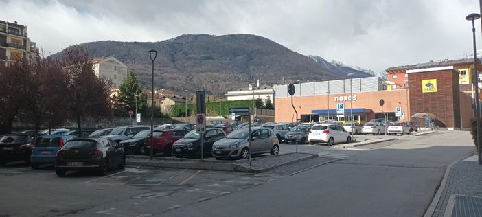 Domodossola, due giorni di divieto di sosta nel parcheggio del supermercato Tigros