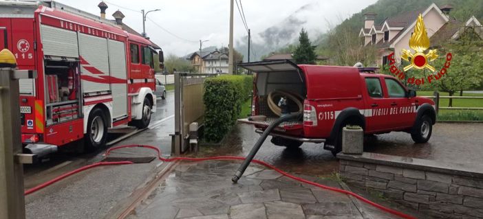 Alberi caduti, pali pericolanti e verifiche idrogeologiche: i Vigili del Fuoco ancora in azione FOTO