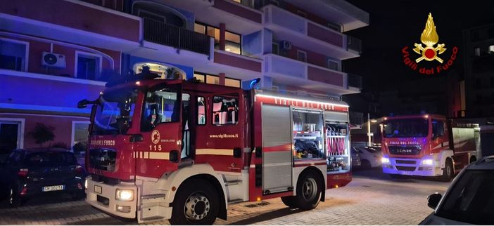 Ha un malore mentre cucina e l'appartamento viene invaso dal fumo, donna soccorsa e condominio evacuato