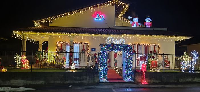 A Villadossola la casa con gli addobbi di Natale in stile americano FOTO