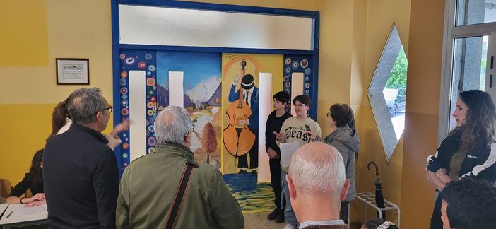 Le porte delle aule delle Bagnolini sono un'opera d'arte FOTO Le porte delle aule delle Bagnolini sono un'opera d'arte FOTO