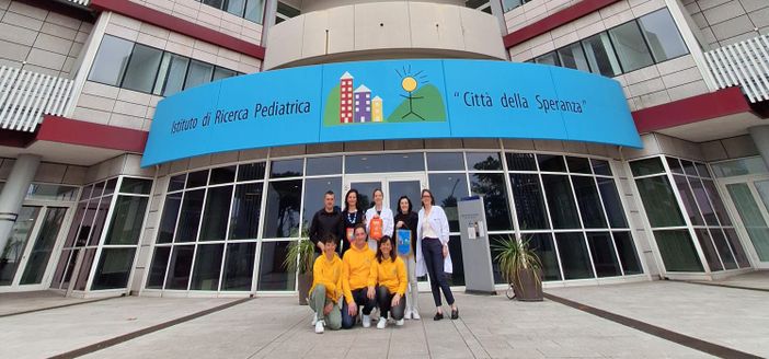 Matibellula e il Cantante della Solidarietà donano un defibrillatore alla città della Speranza di Padova Matibellula e il Cantante della Solidarietà donano un defibrillatore alla città della Speranza di Padova