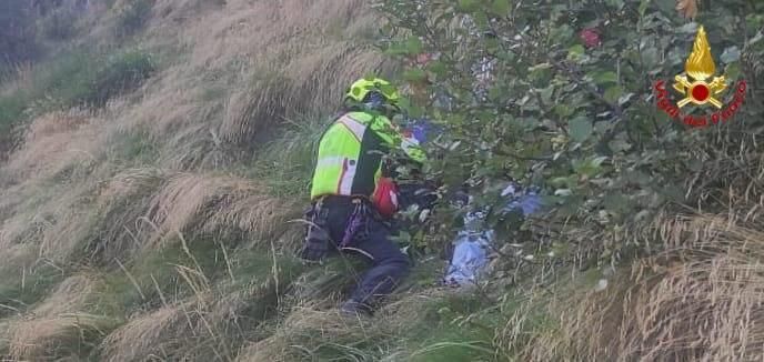 Recuperati dall'elicottero dei Vigili del fuoco cinque ragazzi bloccati in Valle Antrona. VIDEO Recuperati dall'elicottero dei Vigili del fuoco cinque ragazzi bloccati in Valle Antrona. VIDEO