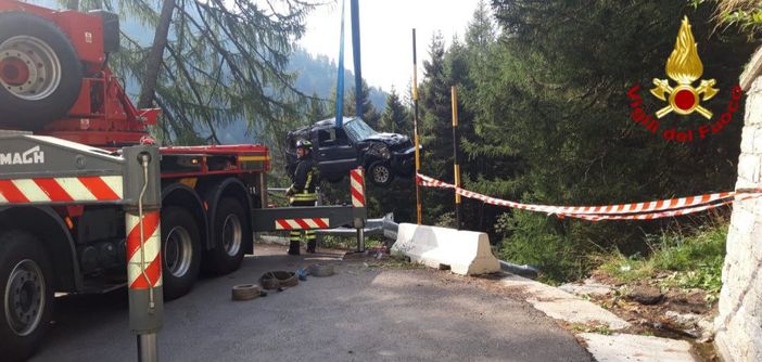 Precipita con l'auto in un dirupo, morto uomo di 83 anni Precipita con l'auto in un dirupo, morto uomo di 83 anni