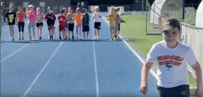 I compagni di classe rallentano in gara per far vincere Nazari, il loro compagno ucraino VIDEO