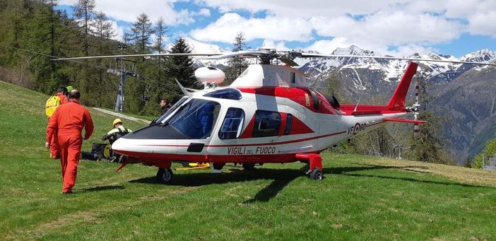 Un 50enne che stava facendo il brevetto di volo resta appeso ad un albero col parapendio