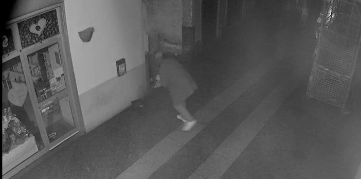 Arredi urbani danneggiati: la polizia locale individua il responsabile