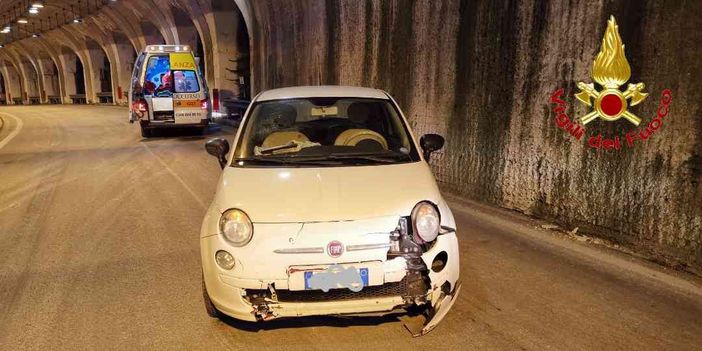 Giovane va sbattere con la sua 500 in galleria a Macugnaga Giovane va sbattere con la sua 500 in galleria a Macugnaga