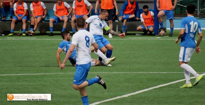 Foto: il gruppo con giocatori, tecnici, dirigenti (Foto dalla pagina facebook della Virtus Villa)