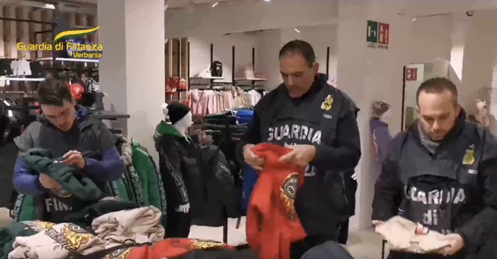 Operazione “Interstellar”: sequestrati oltre 20 mila capi d'abbigliamento contraffatti, due denunciati. VIDEO Operazione “Interstellar”: sequestrati oltre 20 mila capi d'abbigliamento contraffatti, due denunciati. VIDEO
