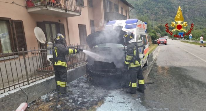 Varzo, ambulanza distrutta dalle fiamme: "Chiunque può aiutarci a trovare una soluzione"