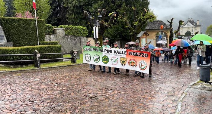 La pioggia non frena l’allegria degli Alpini, successo per il decimo raduno in Valle Vigezzo FOTO E VIDEO