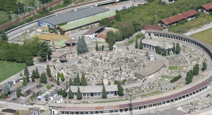 Domodossola, tumulazione congiunta con gli animali d’affezione: la mozione ottiene il via libera