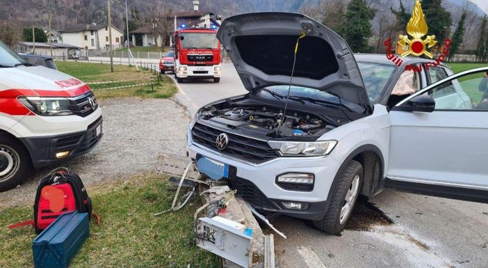 Incidente a Beura, auto esce di strada e danneggia una cabina Enel